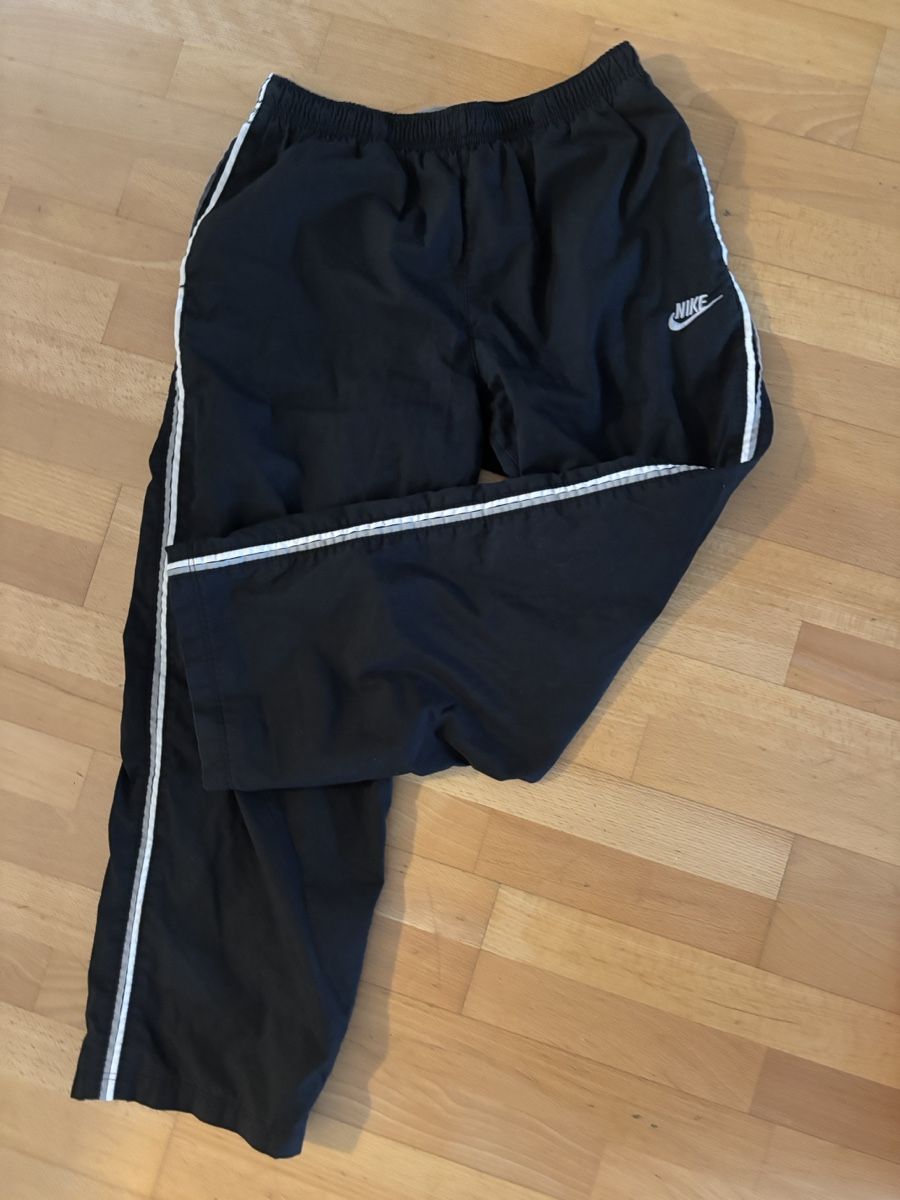 Nike Pantaloni: Nike Trainingshose schwarz Grösse S – Usato da St. Gallen venduto da Florina.B