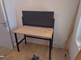 Werkbank mit lochwand, klappbar