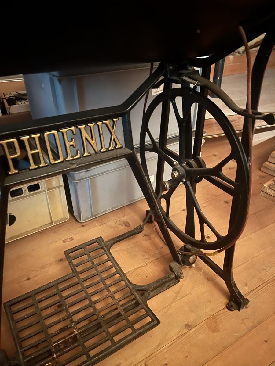 Phoenix Nähmaschinen: Antike Phoenix Nähmaschine mit Tisch – Gebraucht aus Rorbas von Flavia1988 2