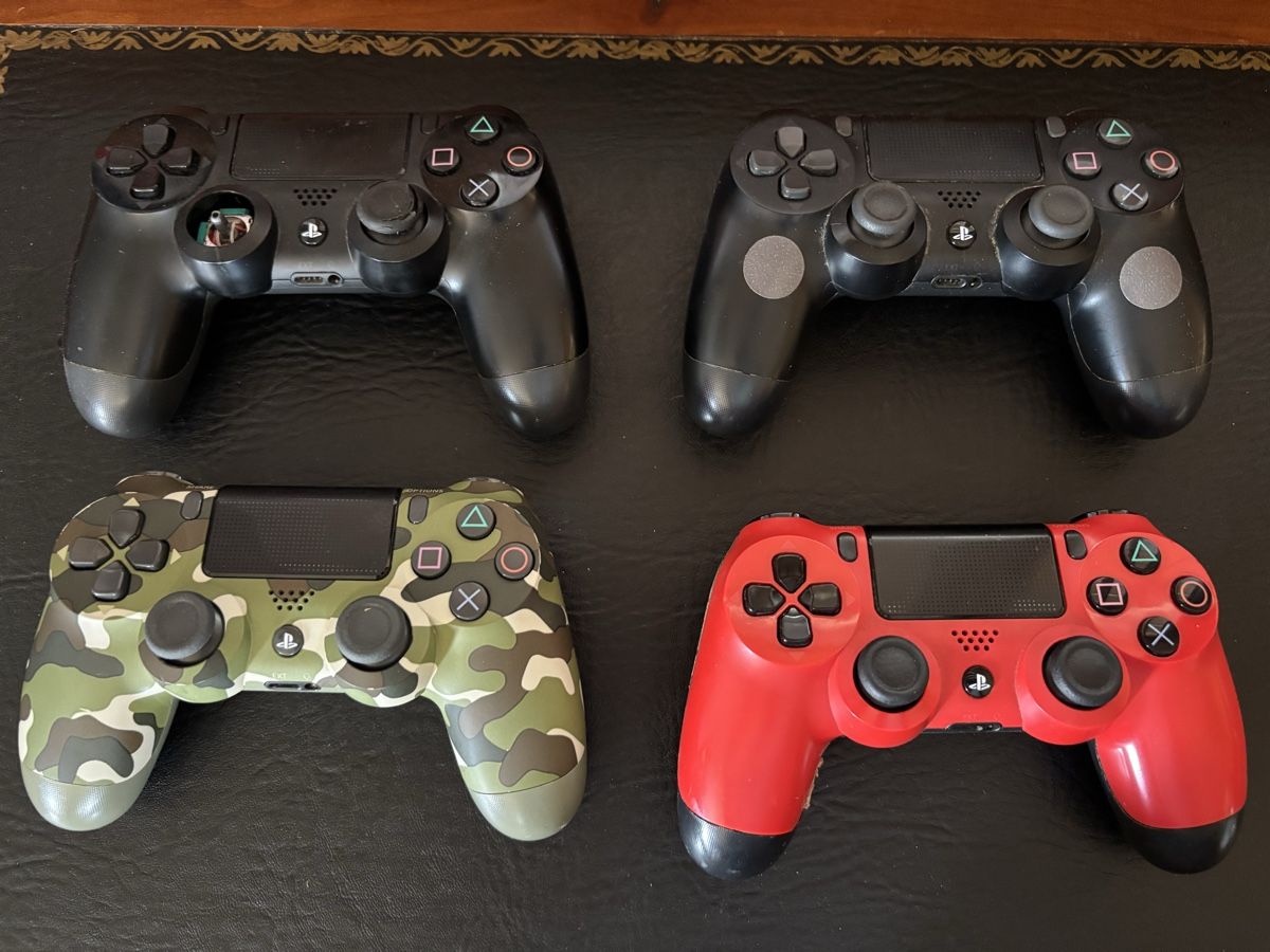 Sony Konsolen: Lot de manettes de PS4  – Defekt aus Mézières VD von P-M-C