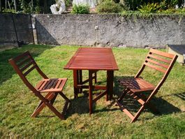Balkontisch und zwei Stühle, Holz, klappbar