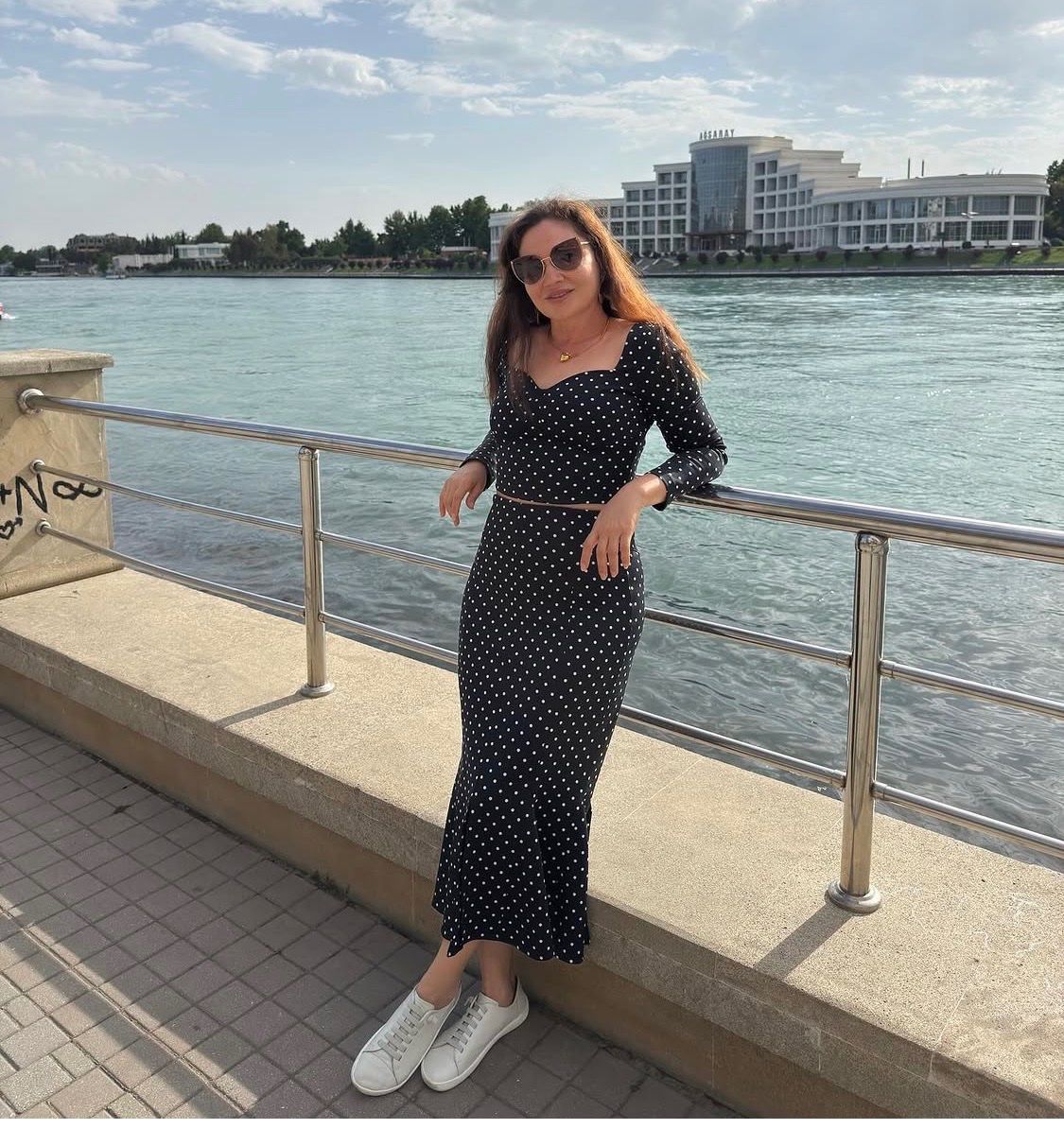 Guess Lotti di vestiti: Schwarz gepunktete Bluse mit Rock , Größe  S – Usato da Luzern venduto da Alsu_Lucerne