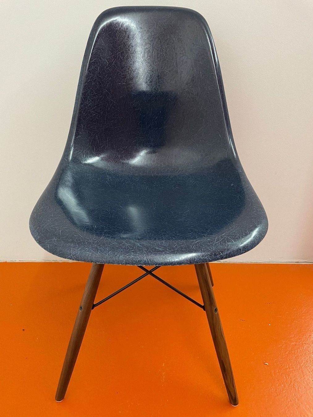 Eames Sedie: Eames Side Chair Navy blue – Usato da ipsach venduto da Latigo
