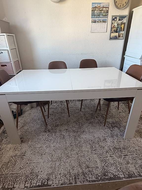 Tables: Esstisch gratis  – D'occasion à Zürich par Ypk03