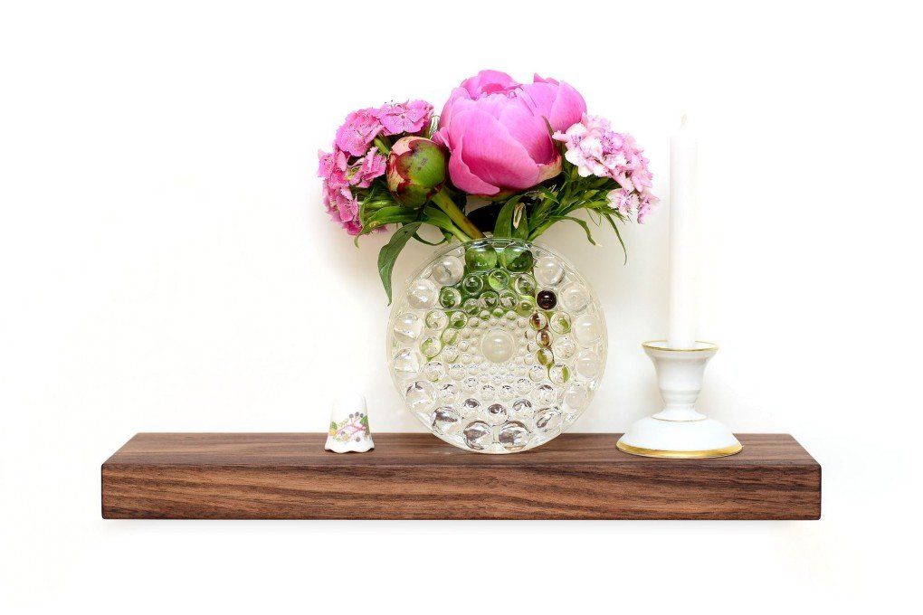 Regale: FLOATING SHELF    NUSSBAUM - OPTIK     SCHWEBENDES WANDREGAL – Gebraucht aus Romanshorn von  1