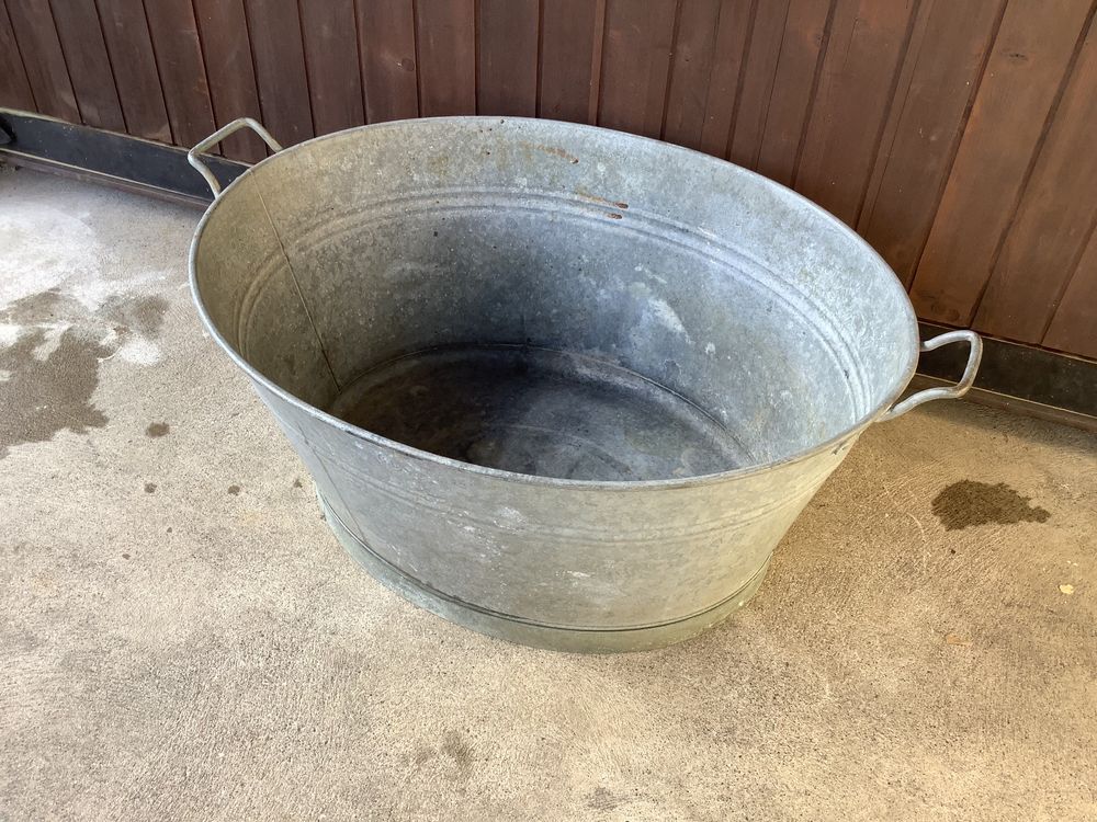 Sehr schöne alte 80 Liter Zinkwanne. Kaufen auf Ricardo