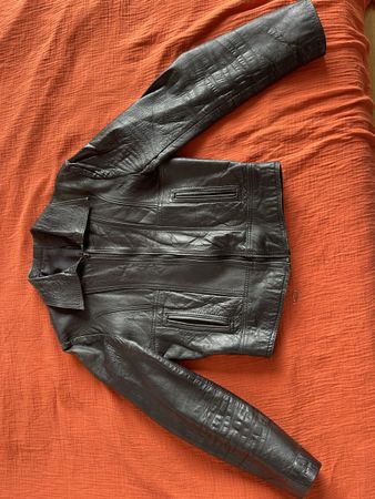 Lederjacke schwarz Damen mit Defekt am Ärmel Naht