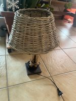 Lampe sur pied garni de bois, abat jour en bois tressé