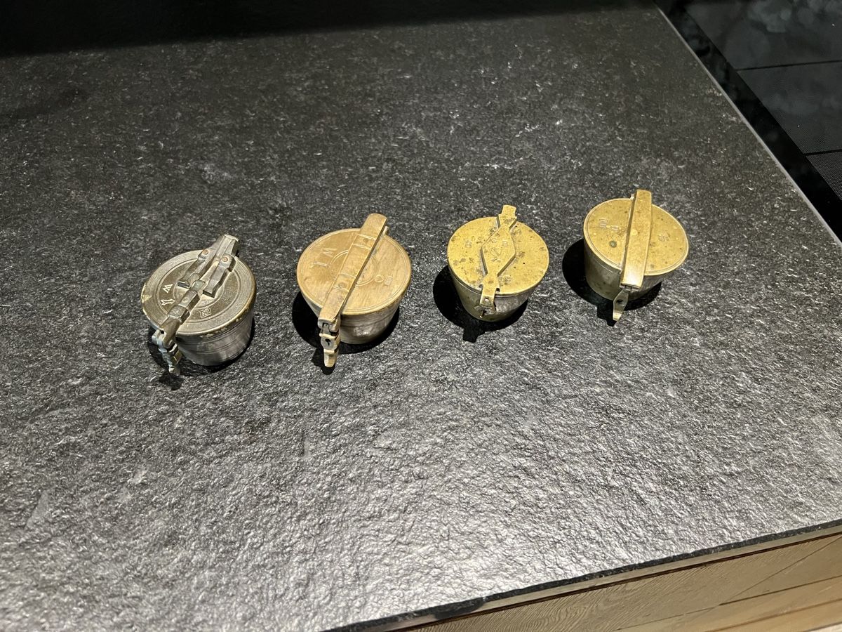 Bilance e pesi: 4 Stück Bechergewicht Apothekergewicht Einsatzgewicht – Usato da Theilingen venduto da ovi123 1