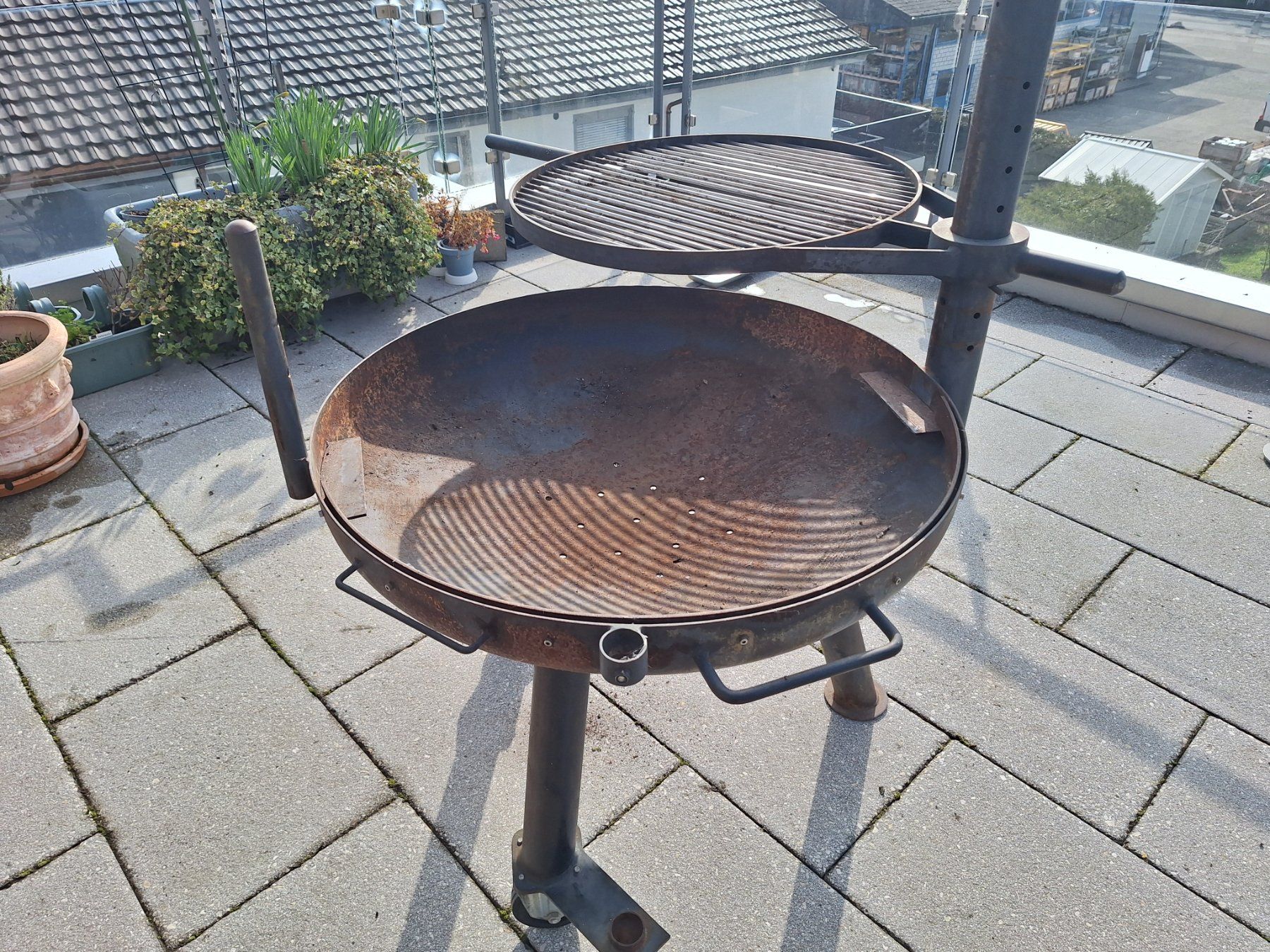 Griglie: Robuster Gartengrill, Durchmesser ca. 90 cm – Usato da Riniken venduto da Agrino 2