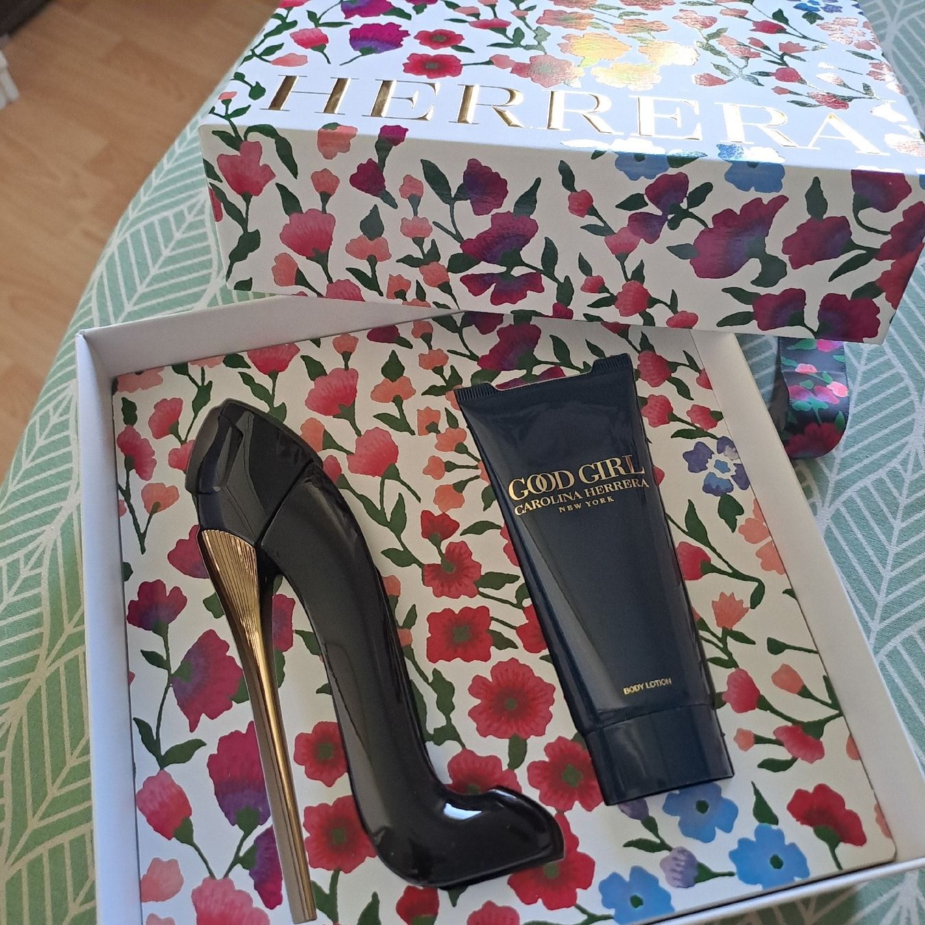 Carolina Herrera Profumi & Eau de Toilette: Parfümset Carolina Herrera – Nuovo e nell'imballaggio originale da Oberengstringen venduto da ger_v5h5 2