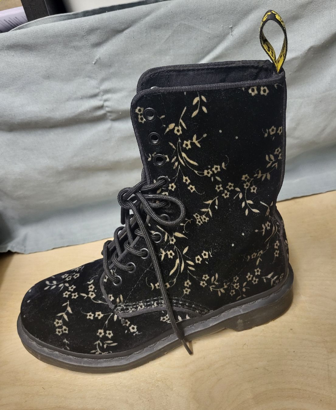 Dr. Martens Damenschuhe: Dr. Martens Boots schwarz Blumenmuster  – Gebraucht aus Belp von butterfly02 2
