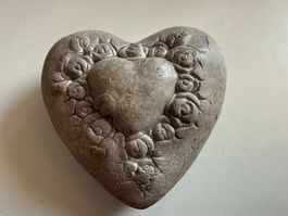 Deko Herz aus Stein mit Rosen Relief