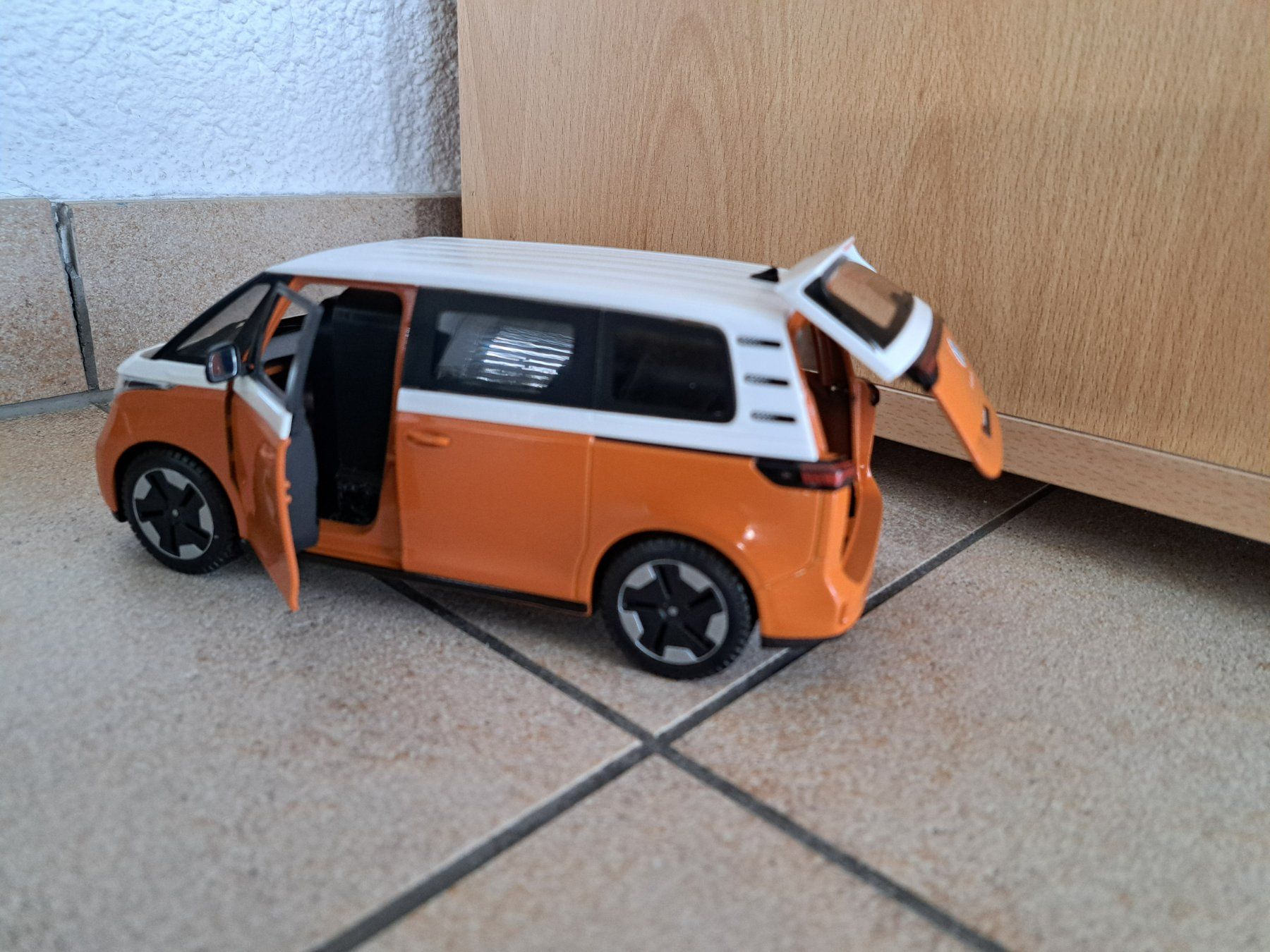 Maisto Modellini d'auto: ID.Buzz mit Powerbank – Usato da Roggliswil venduto da katze23456789 2