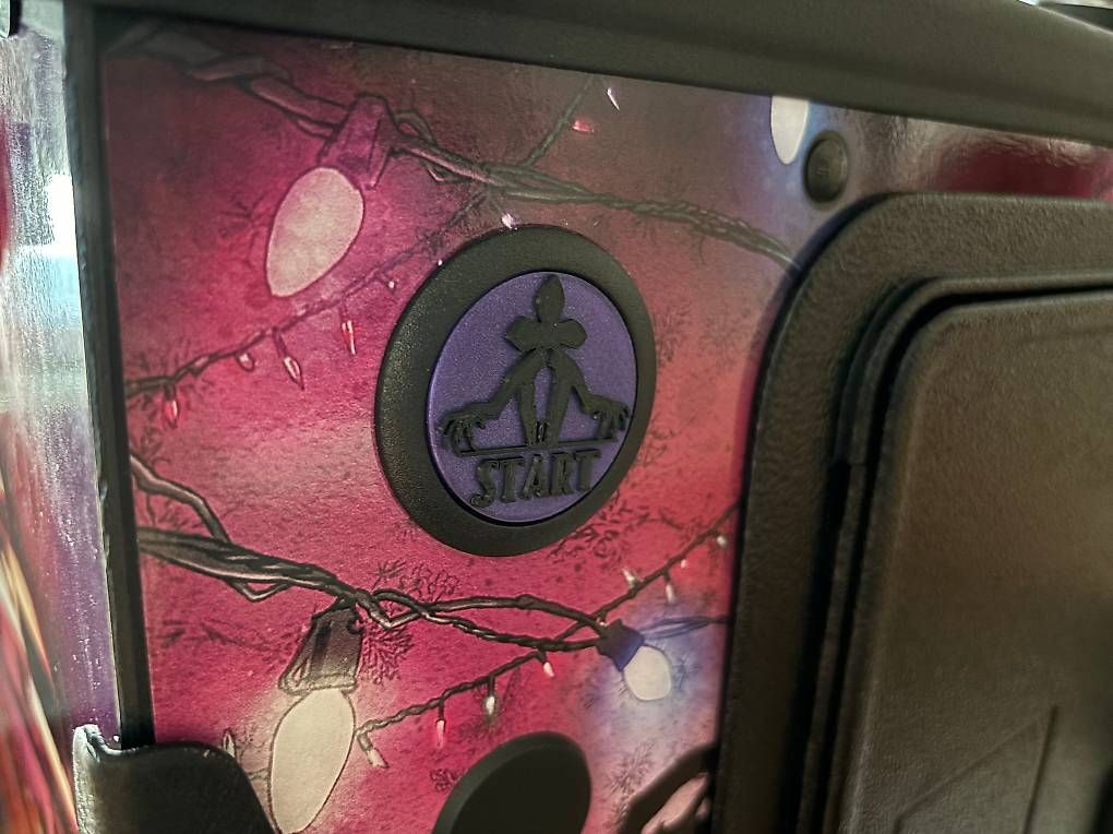 Stern Pinball Flipper: Mod Flipper Stern Stranger Things Start Button – Nuovo e nell'imballaggio originale da Montreux venduto da Space_koaster 1