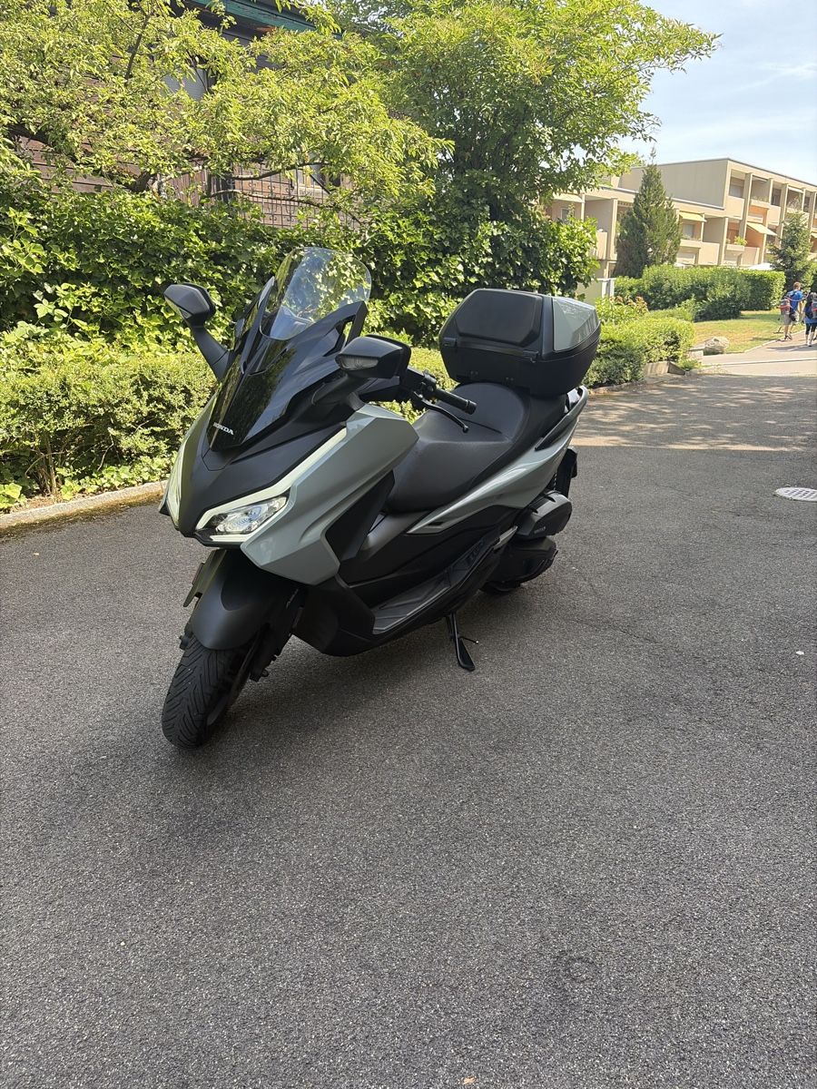 Honda Route: Honda Forza 125 Roller mit Topcase neuwertig – D'occasion à Zürich par inf_m5v5 2