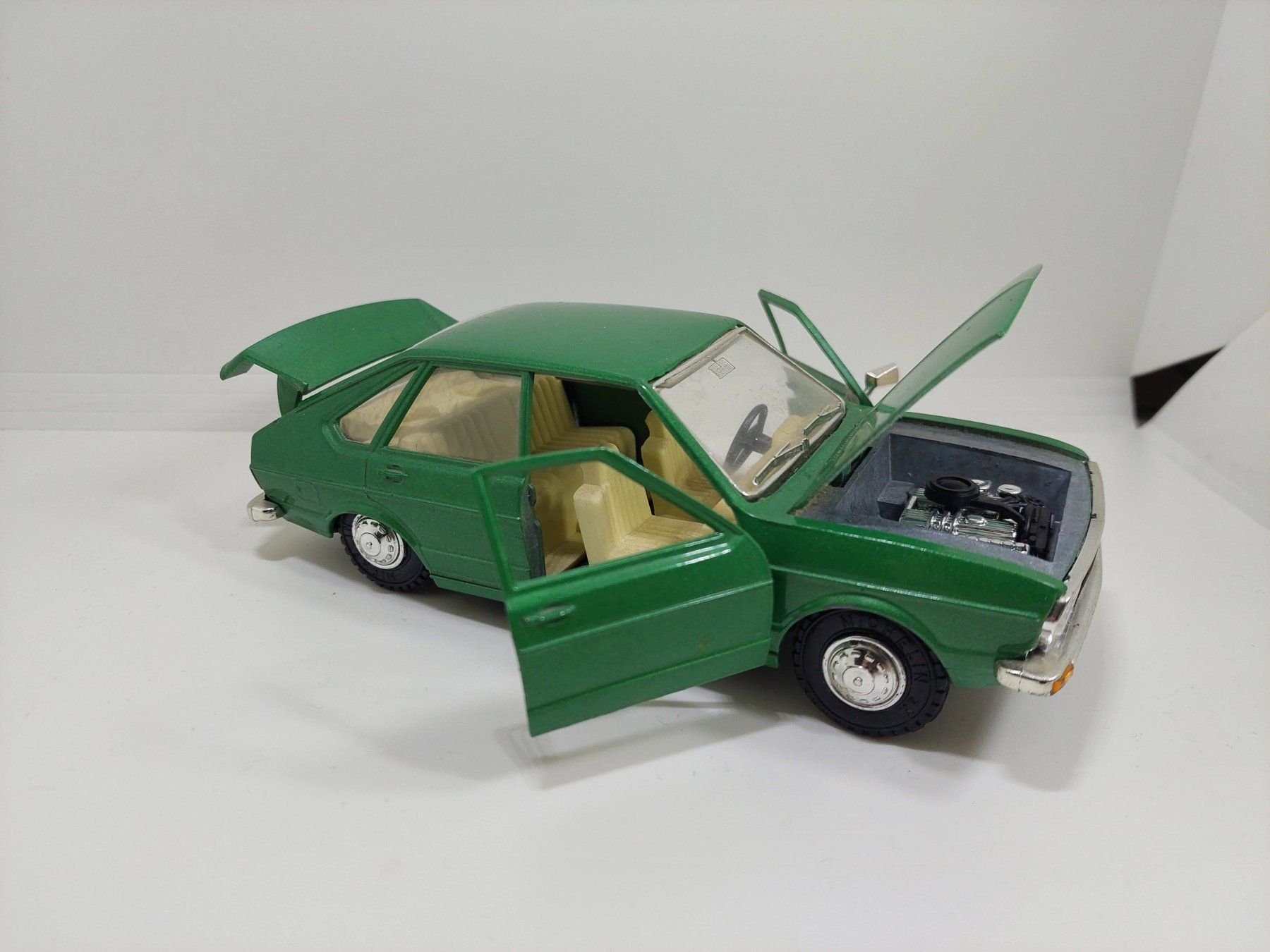 Gama Modellini d'auto: 1:24 VW Passat GAMA – Usato da Cugnasco venduto da AndyAlfa 3
