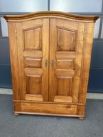 Schöner alter Schrank 