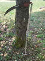 Sense Metall rot mit Holzstiel gebraucht + Wetzstein + Fass