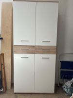 Praktischer Holzschrank mit Fächern und viel Stauraum