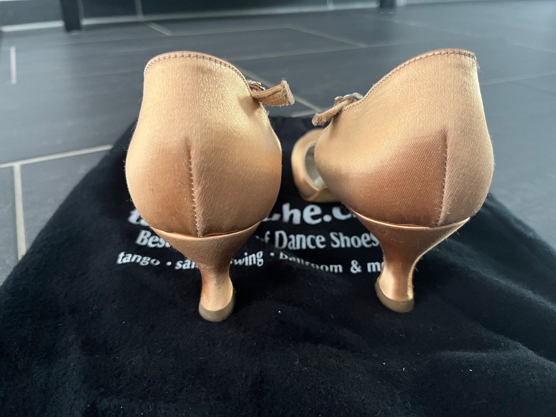 Scarpe da donna: Tanzschuhe gold Grösse 37 – Usato da Aarau venduto da Swifty03 1