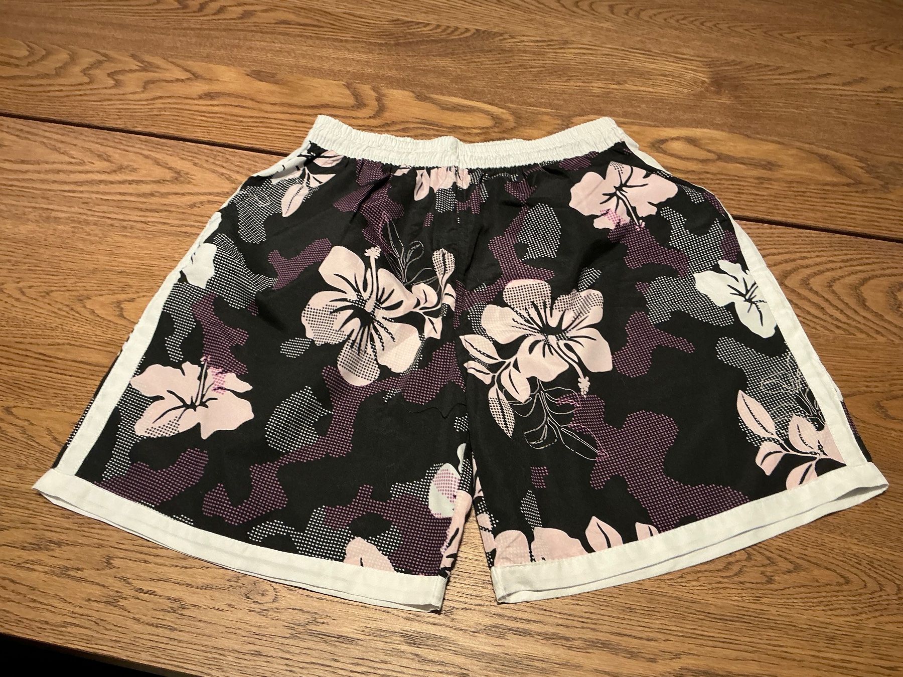 Hosen: Sommer Shorts Hibiscus Blumenmuster Grösse S – Gebraucht aus Würenlos von Chicca2004 1