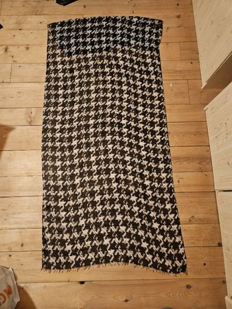 Écharpe élégante motif pied-de-poule
