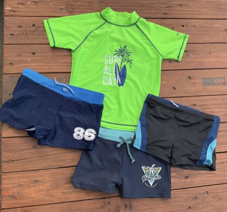 Badeset Jungen Grösse 128 Shirt und drei Badehosen