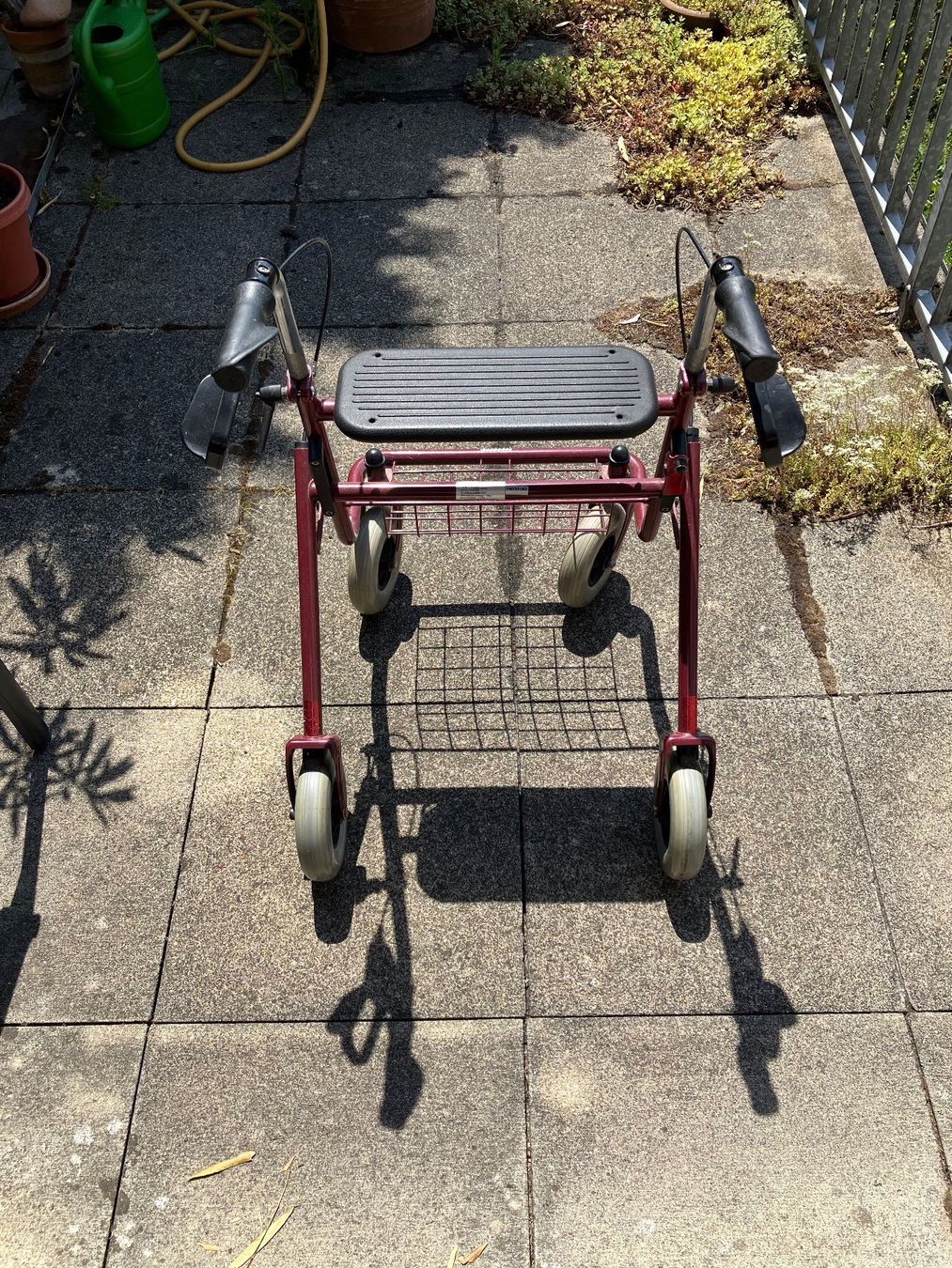 Aides à la marche: Rollator mit Sitz und Tablett – D'occasion à Pfeffingen par Deggaff