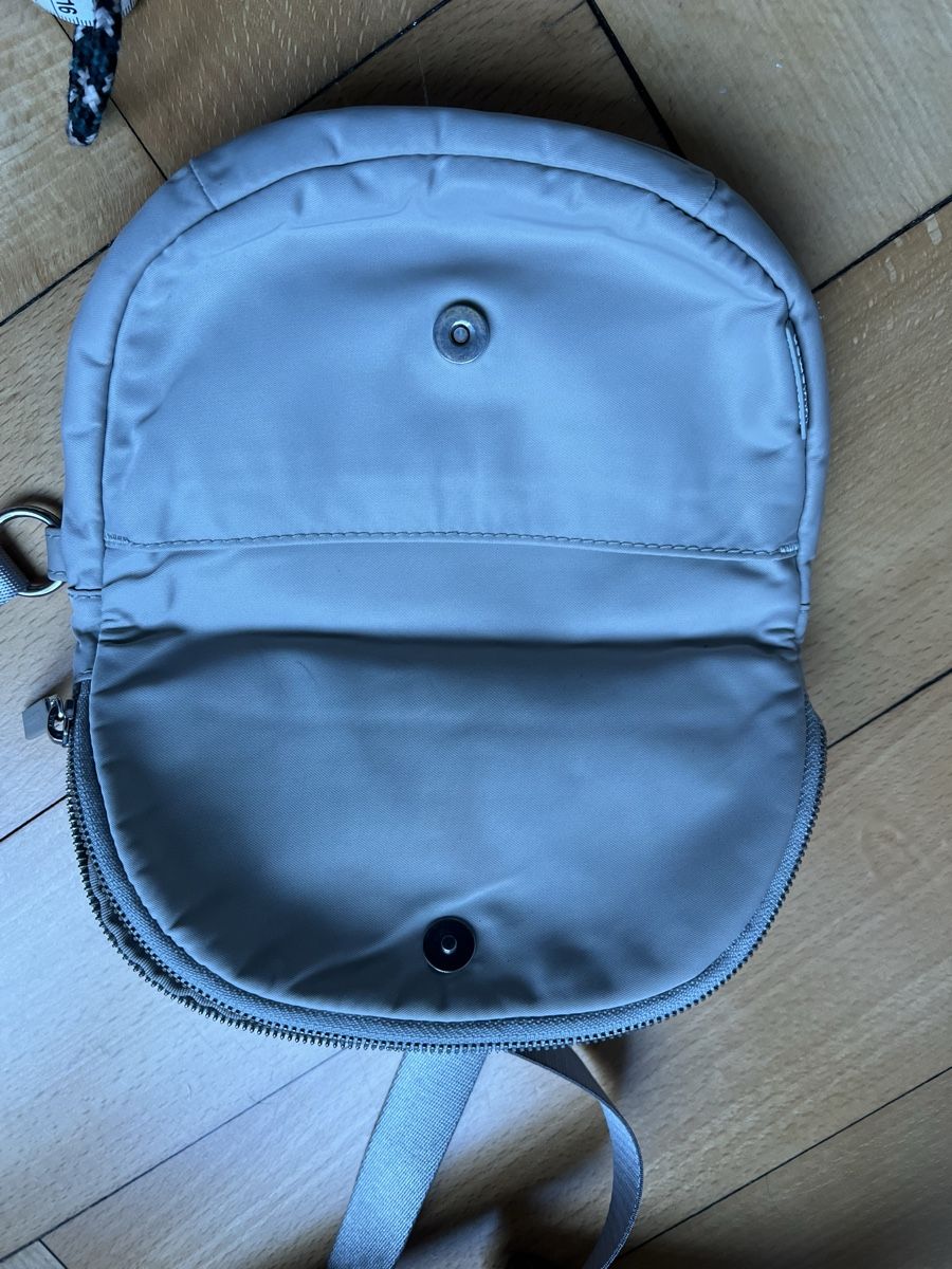Lululemon Taschen: Lululemon Bag, Crossbody Bag, beige/grey – Gebraucht aus Zürich von angielmora 3