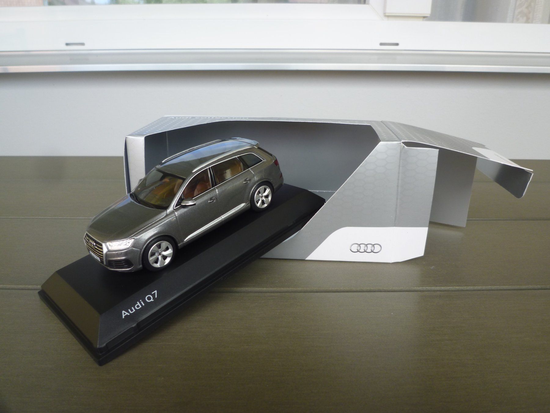 Audi Modellini d'auto: Audi Q7 – Nuovo e nell'imballaggio originale da Flawil venduto da Imperiosud