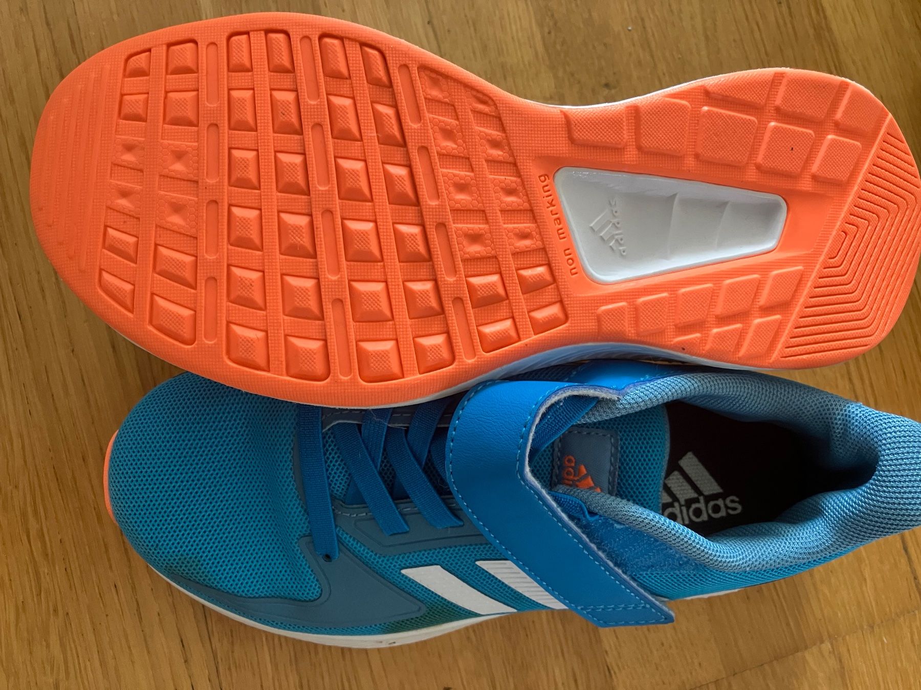 Scarpe per ragazzi: Turnschuh Indoor Gr. 31 adidas – Usato da Emmenbrücke venduto da manusti 1