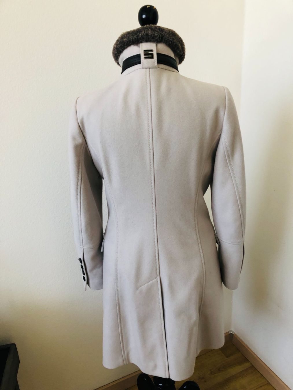 Cinque Mäntel: Schicker Wintermantel beige Gr. 36 Fellkragen – Neu (gemäss Beschreibung) aus Arlesheim von OmnIa55 5