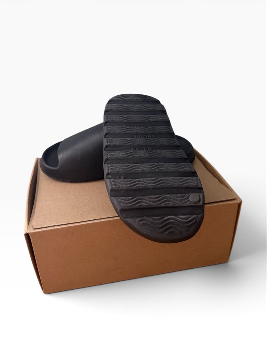 Adidas Chaussures hommes: Yeezy Slides Black – Neuf (Voir description) à Ettingen par mengi 1