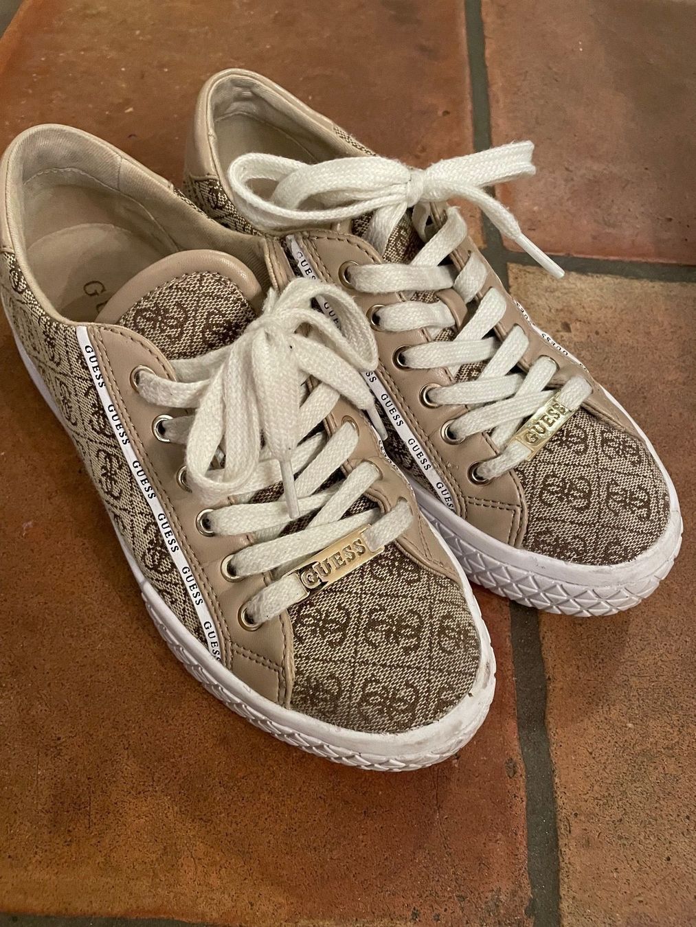 Guess Scarpe da donna: Guess Sneaker beige 37/38 – Usato da Winterthur venduto da chiaraelisa93