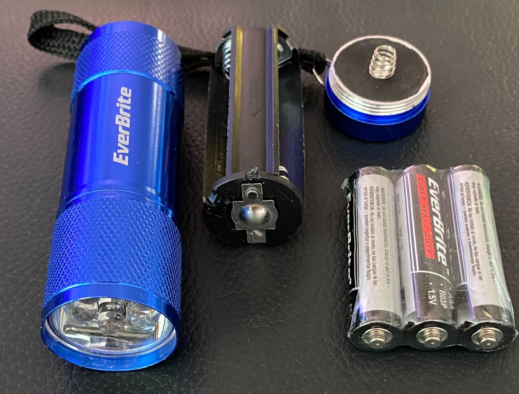 Lampen: blaue Taschenlampe EverBrite, Batterien inklusive, blue – Neu und originalverpackt aus Winterthur von YaV 1