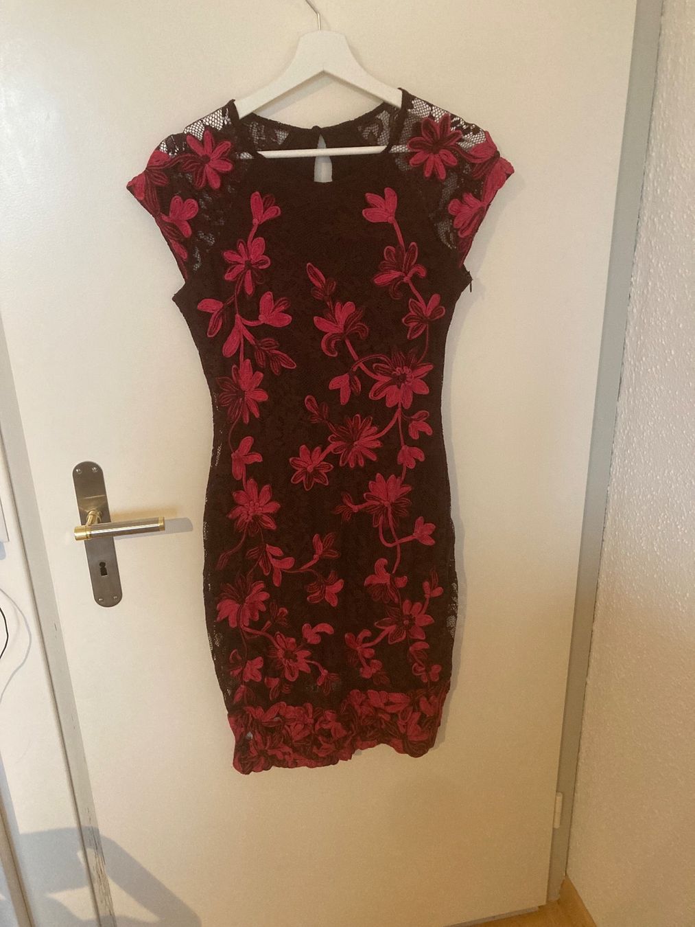 Phase Eight Vestiti: Enganliegendes Spitzenkleid – Usato da Menziken venduto da Ale.burri