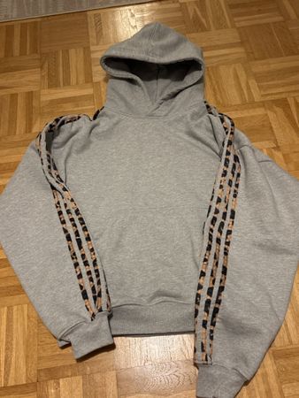 Hoodie mir Leopardenprint an Ärmeln