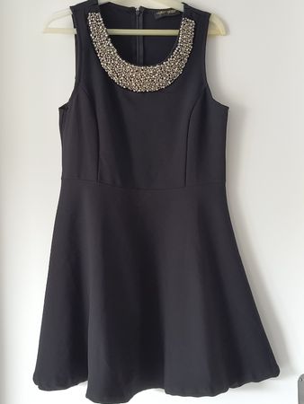 Schwarzes Kleid mit Perlenkragen Gr. M
