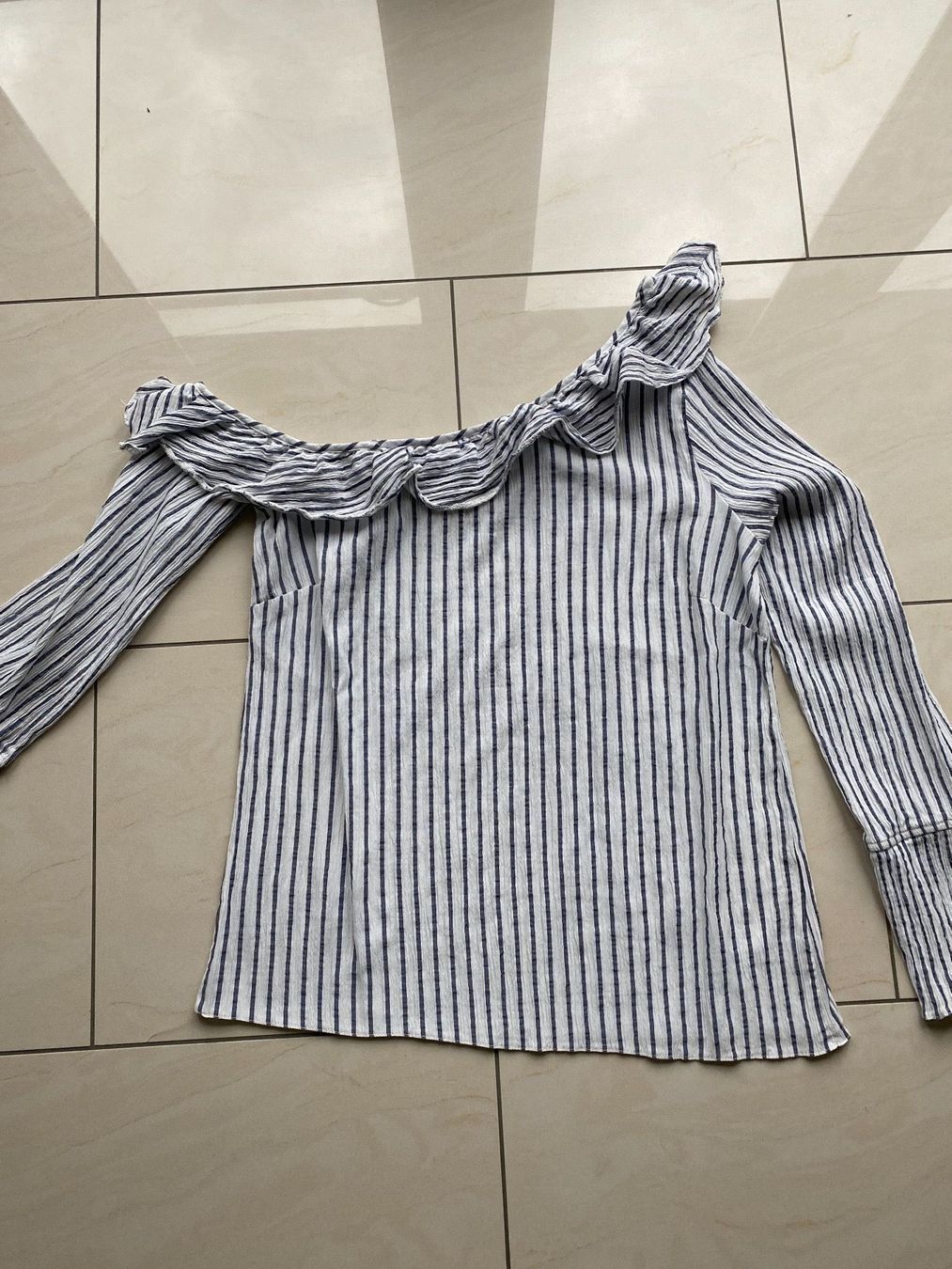 Camicette: Bluse, Carmen, einseitig Schulterfrei – Usato da Eiken venduto da jessycat01 1