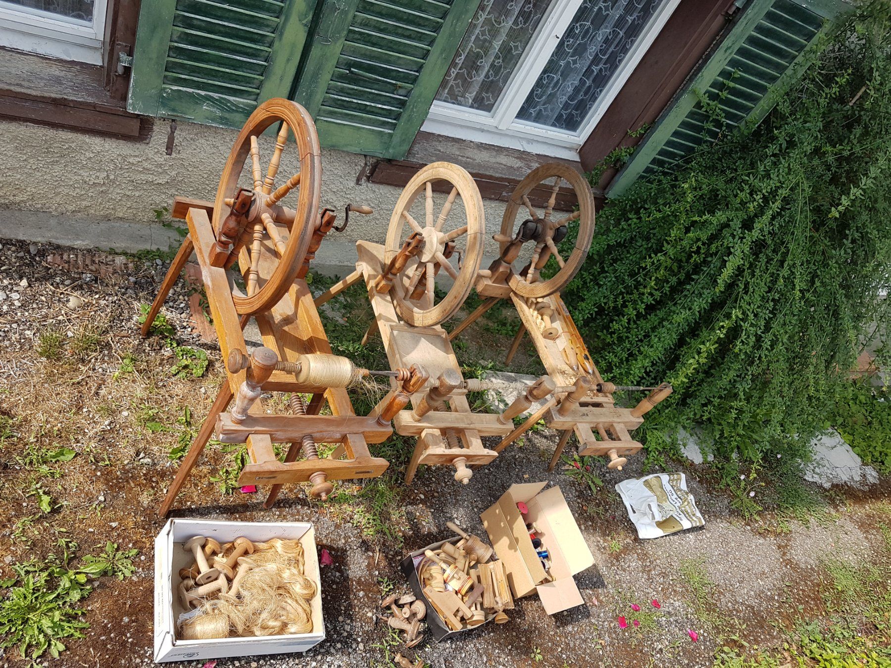 Spinnräder: Alte antike Spinnräder – Gebraucht aus Tobel von  6
