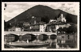 AK Ponte Tresa, Blick über die Brücke zur Ortschaft, Boot au
