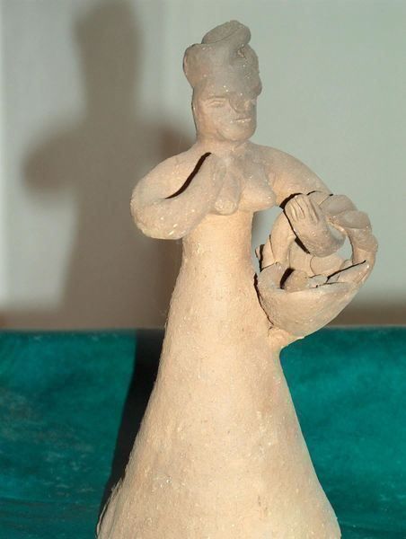 Figuren: Weibliche Terracotta- Figur (Nr. 2) mit Korb – Gebraucht aus Geroldswil von ARTEFACTO 2