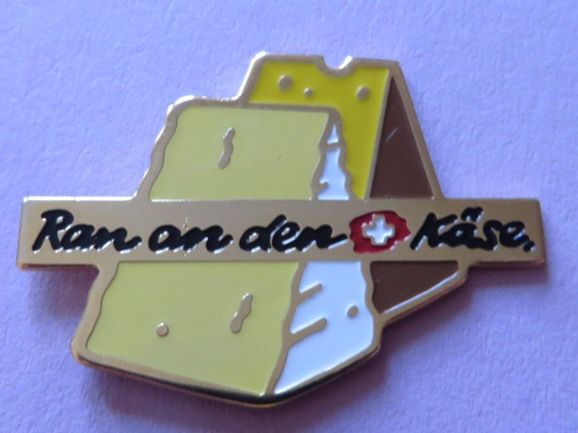 Placchette & Badge: PIN, SCHWEIZ KÄSE, RAN AN DEN KÄSE – Usato da Neuhausen venduto da luckimucki