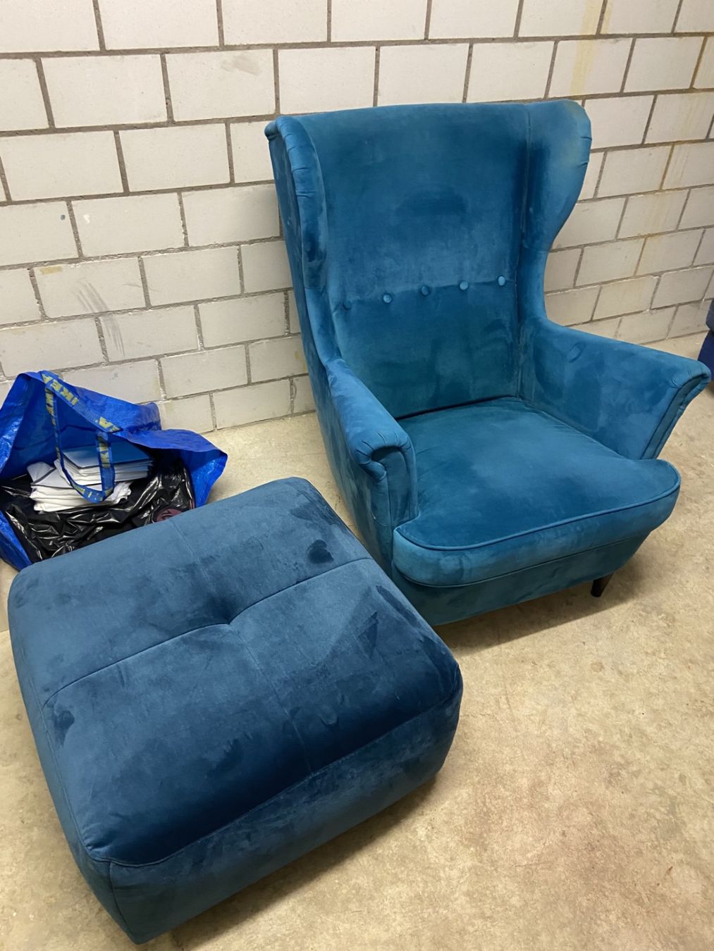 Fauteuils: Samt Sessel blau mit Hocker Gratis – D'occasion à Wald ZH par Dorita777777