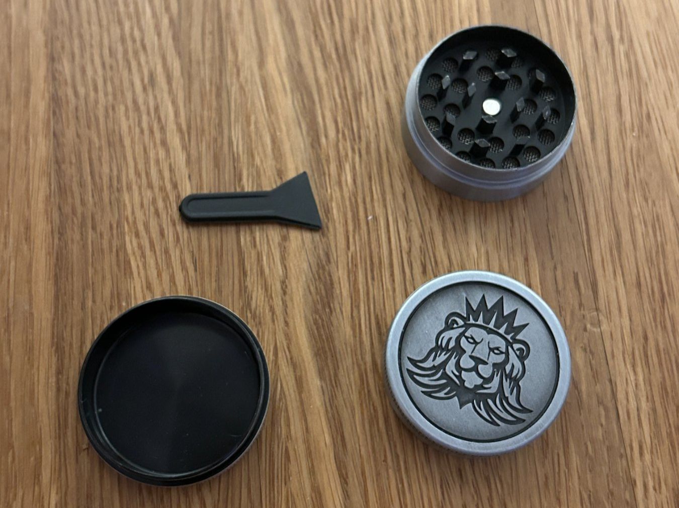 Tabacchi: Atomic Grinder 4-teilig aus Metal – Nuovo (secondo la descrizione) da Küsnacht ZH venduto da filo_fila8700 4