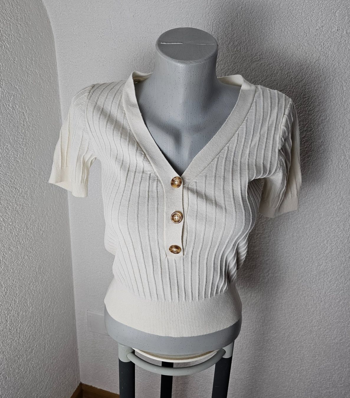 H&M T-Shirts: H&M Basic cooles Shirt mit Knöpfli Gr. XS Business Chic – Gebraucht aus Füllinsdorf von Sunnebliemli7 2