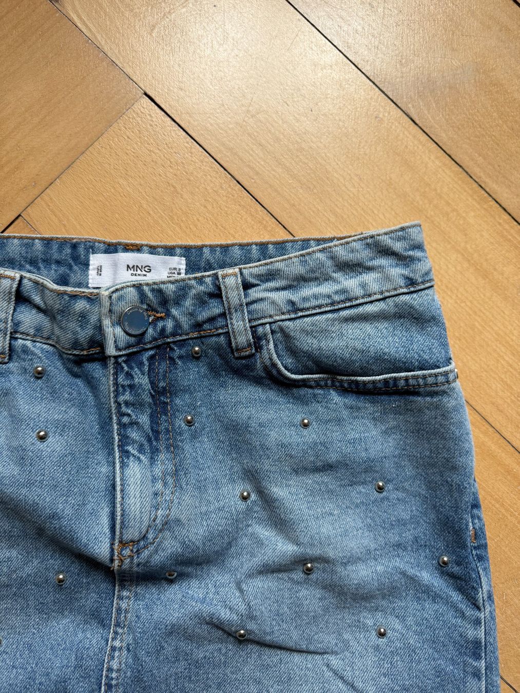 Mango Gonne: MANGO - Jeansrock hellblau mit Nieten S – Usato da Zürich venduto da Diazaio 1