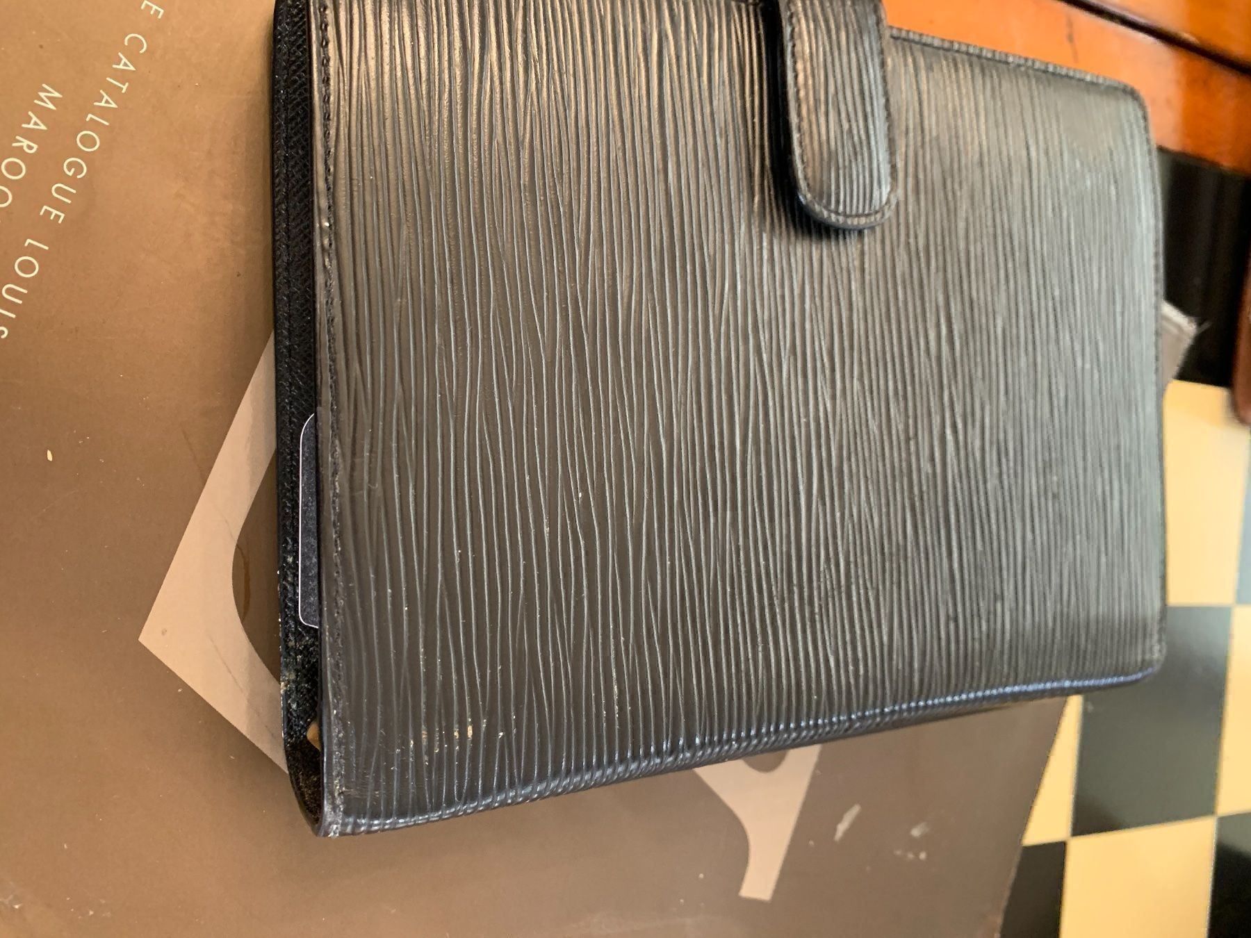 Louis Vuitton Autres vêtements & accessoires: Louis Vuitton Agenda EPI MM – D'occasion à Luzern par TENDIMO 1