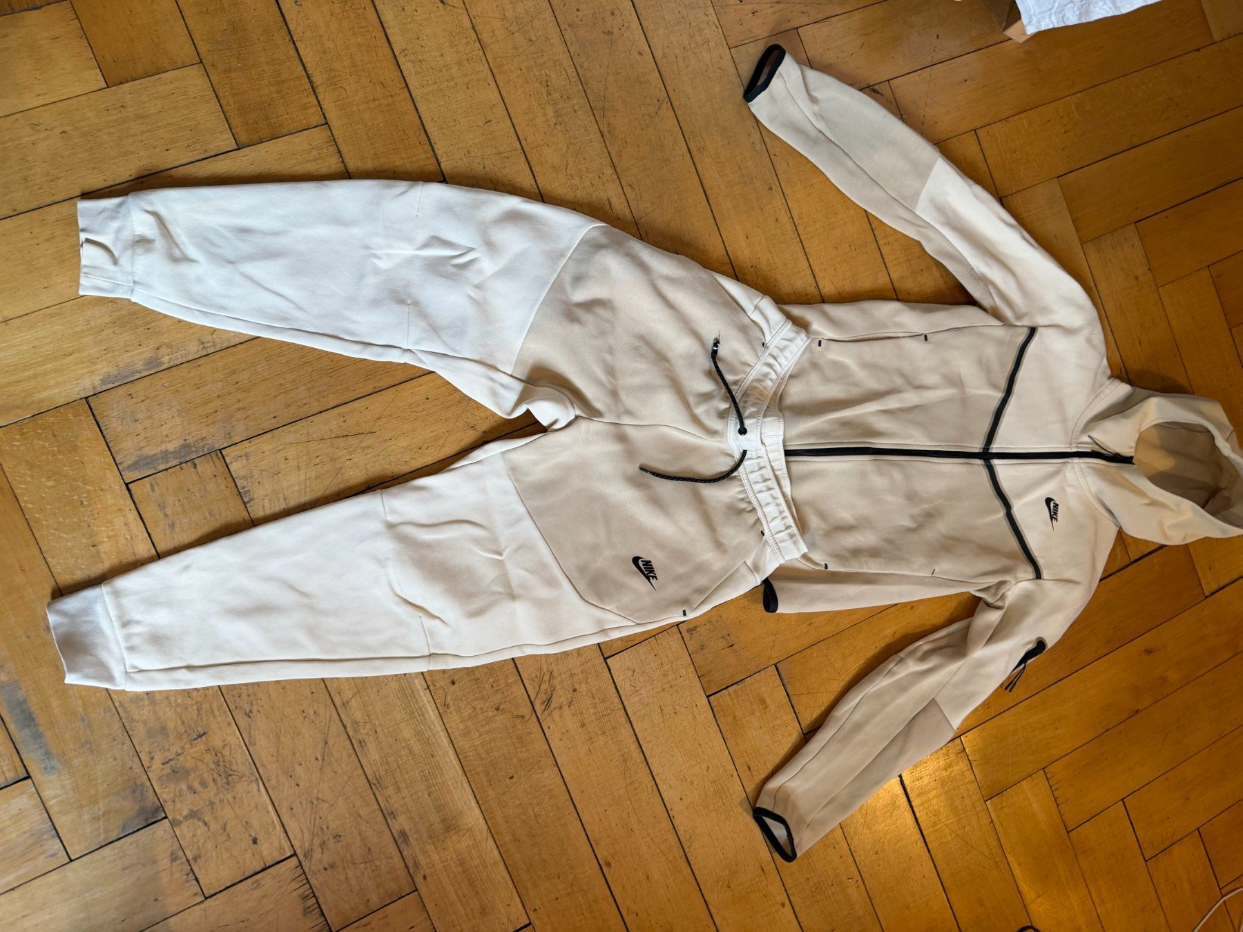 Lotti di vestiti: Ensemble Nike Tech Fleece crème veste et pantalon – Usato da Genève venduto da rij_7zrr